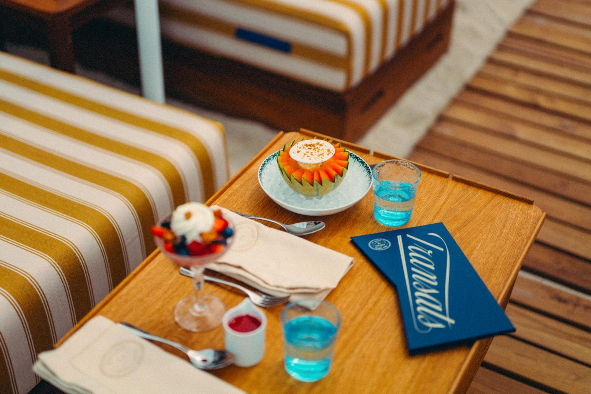 호텔 마티네즈 인 더 언바운드 컬렉션 바이 하얏트 칸느 외부 사진 The poolside at Conrad Maldives