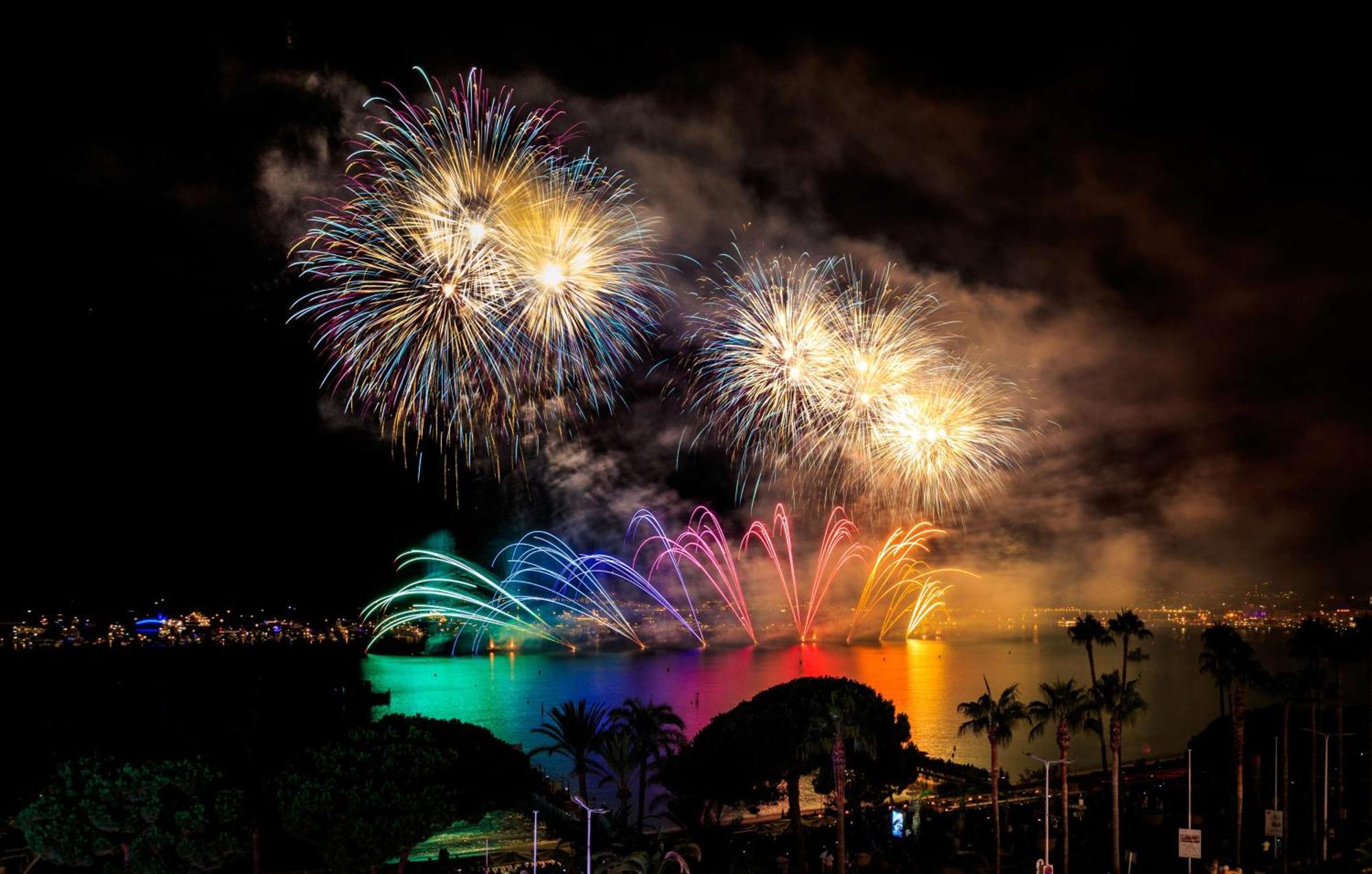 호텔 마티네즈 인 더 언바운드 컬렉션 바이 하얏트 칸느 외부 사진 Fireworks at the 2013 Commonwealth Games opening ceremony