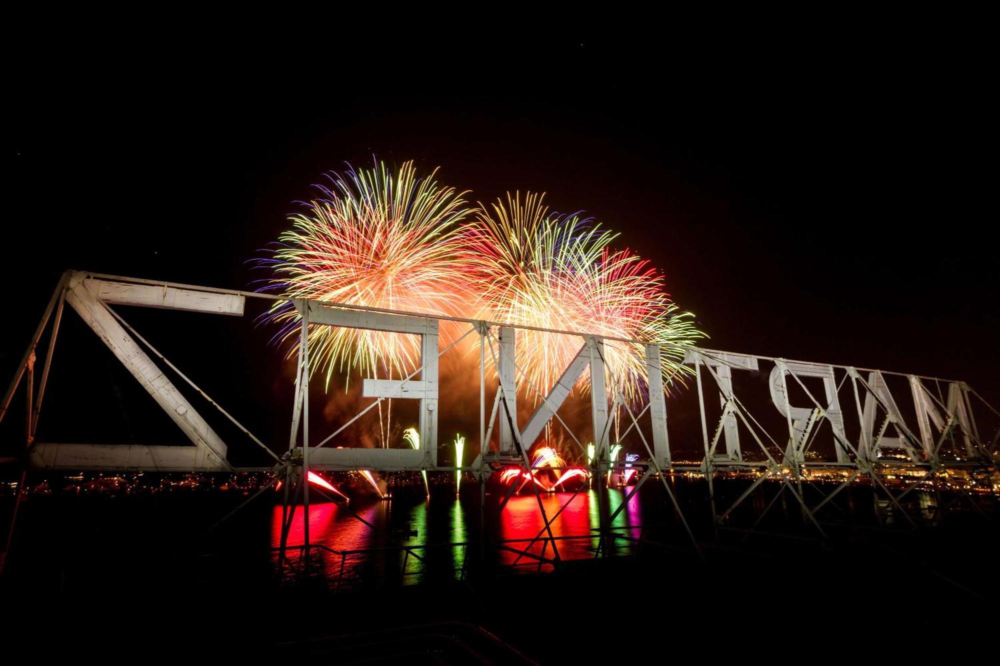 호텔 마티네즈 인 더 언바운드 컬렉션 바이 하얏트 칸느 외부 사진 Fireworks at the New Year's Eve celebrations