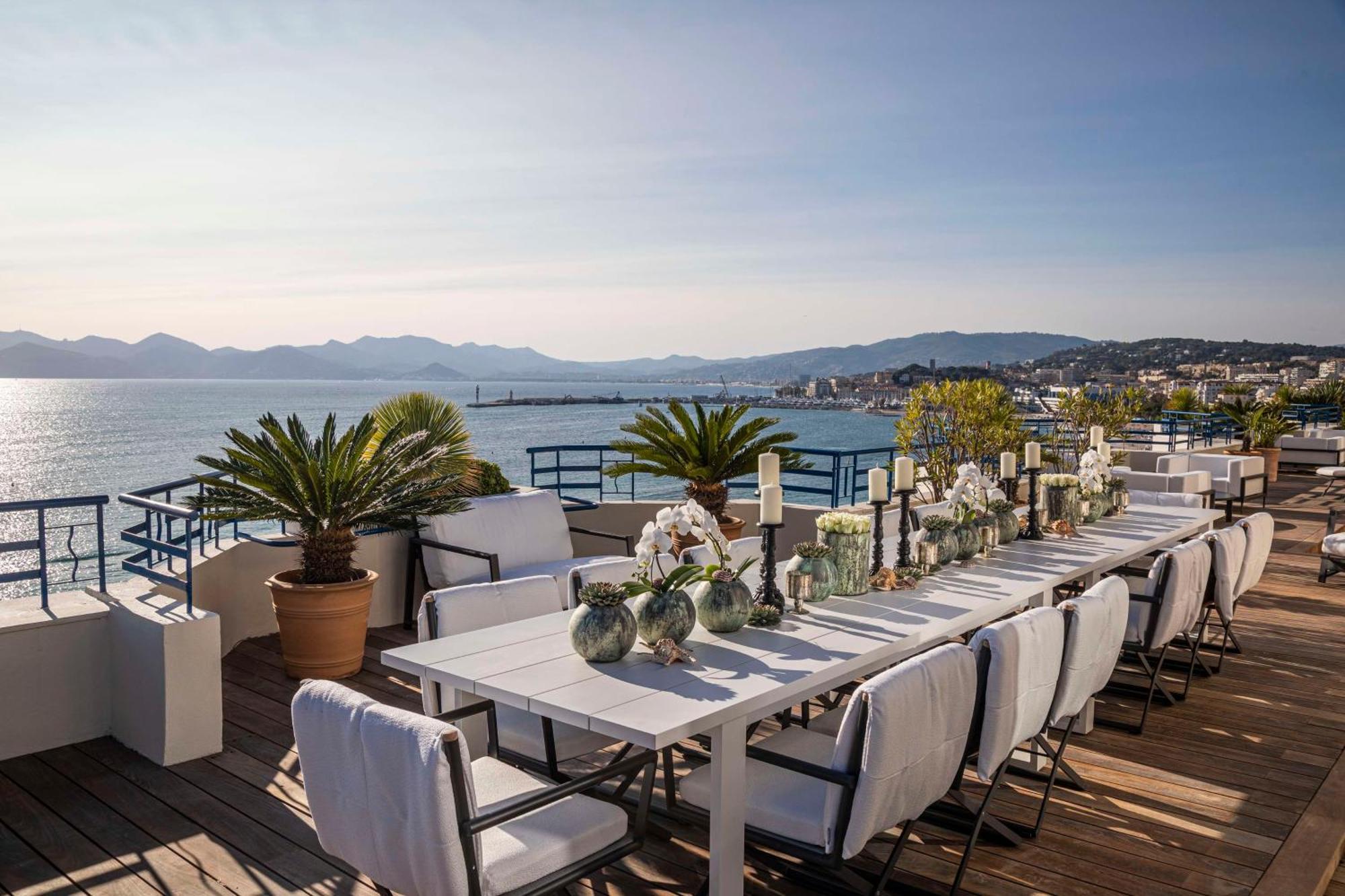 호텔 마티네즈 인 더 언바운드 컬렉션 바이 하얏트 칸느 외부 사진 The rooftop terrace at the Hotel de la Paix