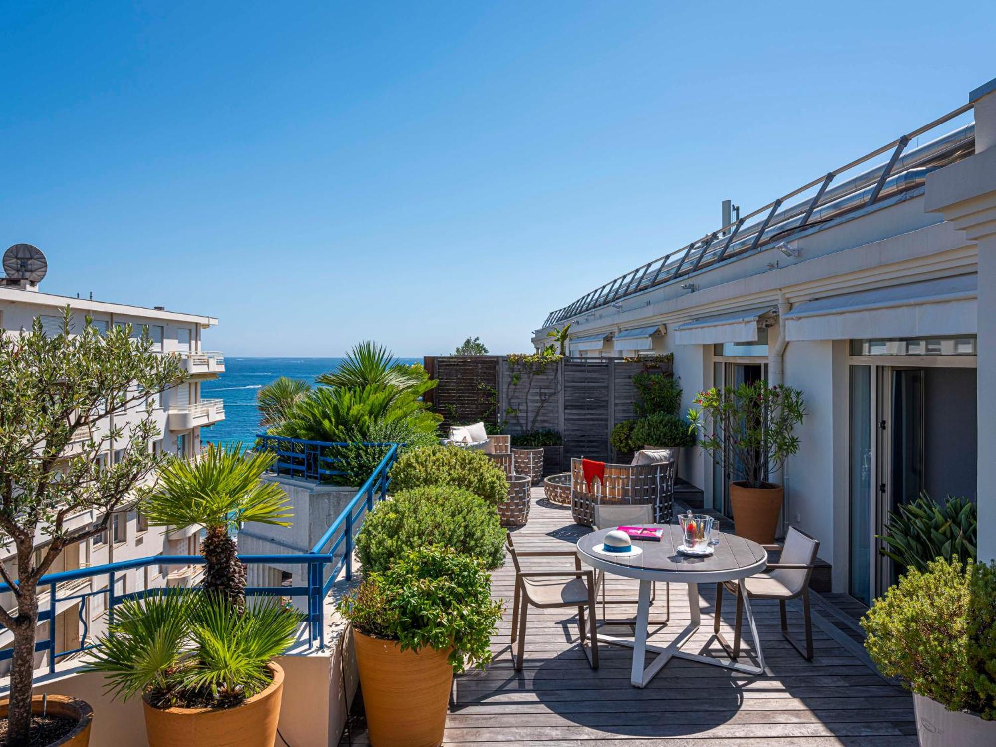호텔 마티네즈 인 더 언바운드 컬렉션 바이 하얏트 칸느 외부 사진 A rooftop terrace in Nice, France