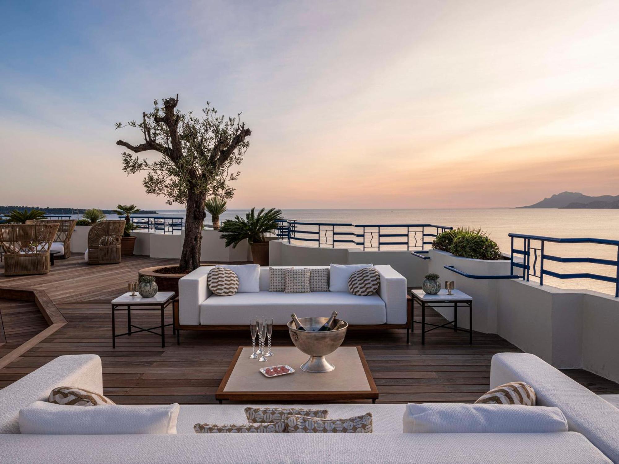호텔 마티네즈 인 더 언바운드 컬렉션 바이 하얏트 칸느 외부 사진 The rooftop terrace at the Hotel de la Paix