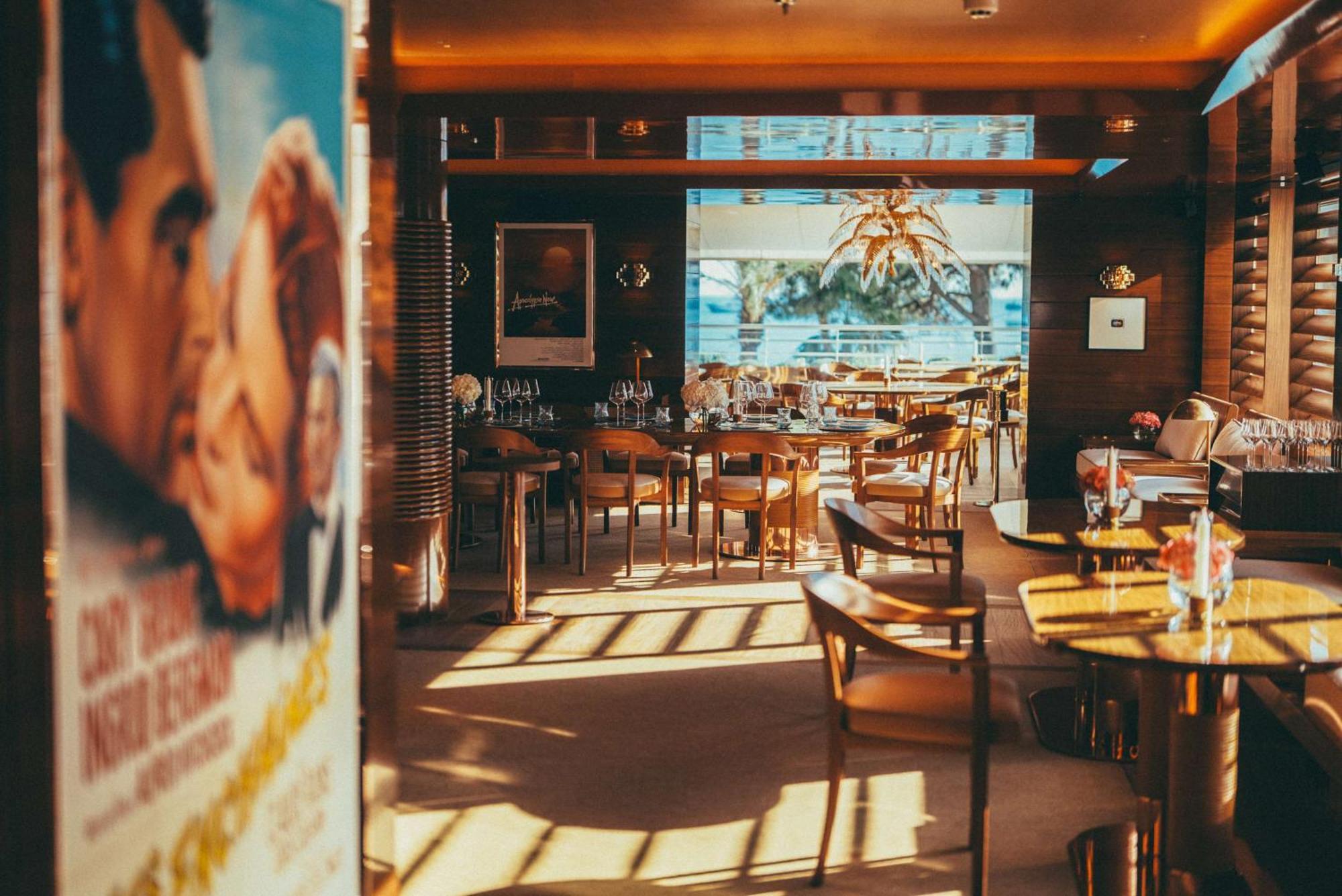 호텔 마티네즈 인 더 언바운드 컬렉션 바이 하얏트 칸느 외부 사진 The interior of a Starbucks in Hong Kong