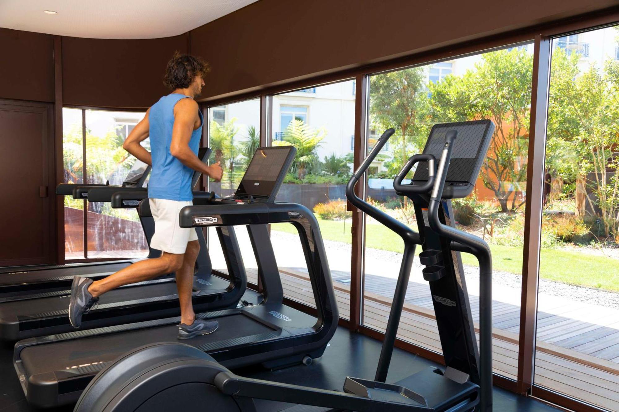 호텔 마티네즈 인 더 언바운드 컬렉션 바이 하얏트 칸느 외부 사진 A man on a treadmill