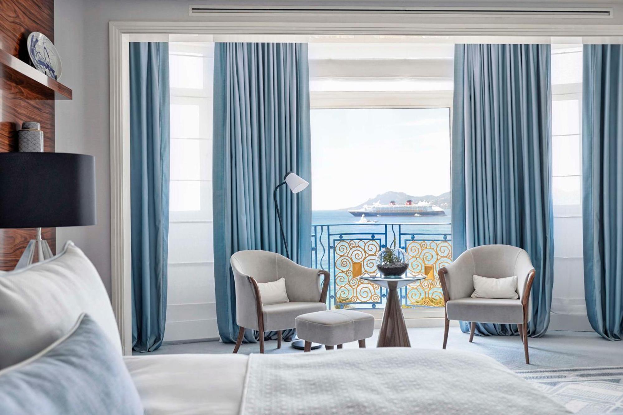 호텔 마티네즈 인 더 언바운드 컬렉션 바이 하얏트 칸느 외부 사진 A guest room at the Four Seasons Hotel